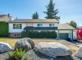 BCO-502BirchStS_CampbellRiver front view of house