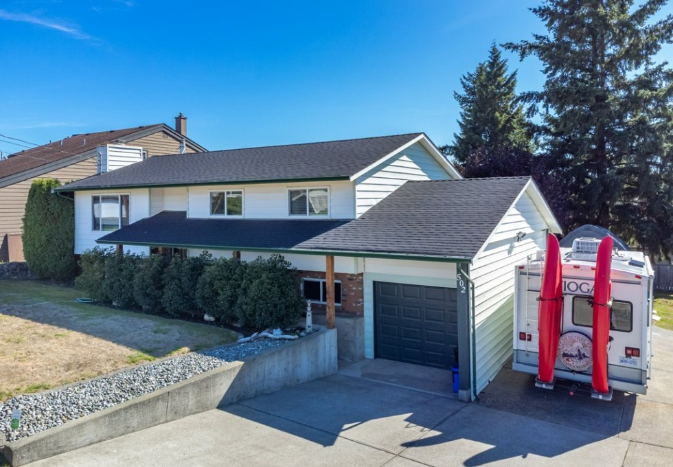 BCO-502BirchStS_CampbellRiver front view of house