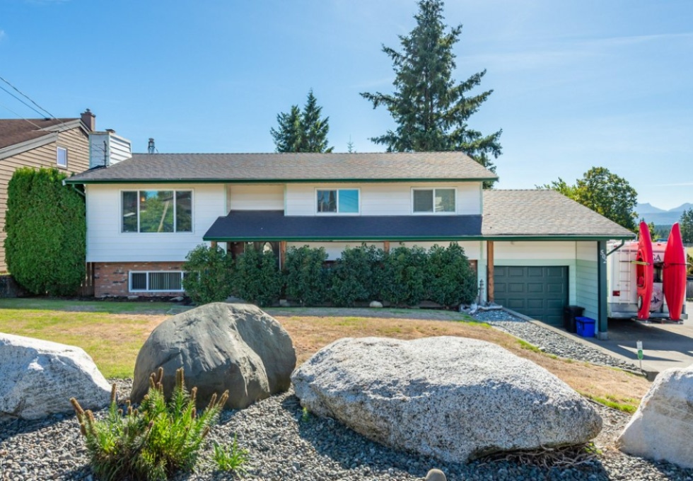 BCO-502BirchStS_CampbellRiver front view of house