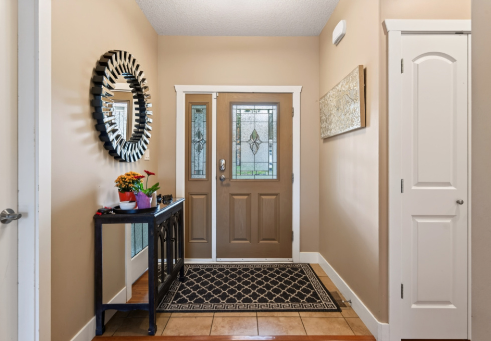1064 Cordero Cres - inside entryway