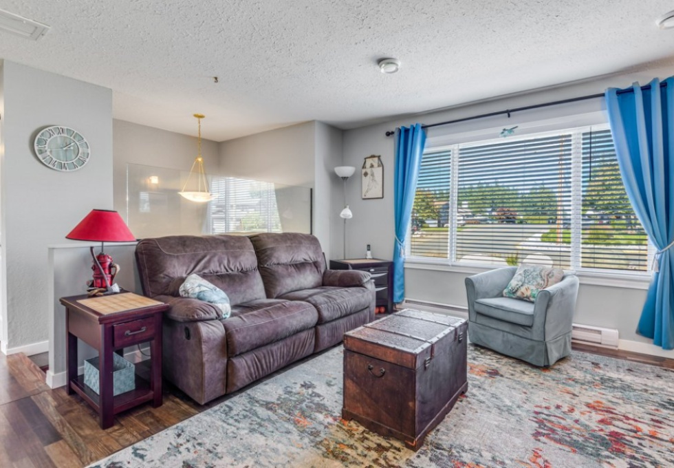 BCO-502BirchStS_CampbellRiver living room