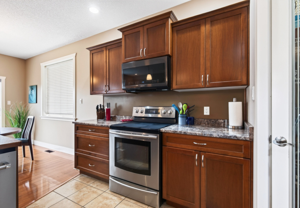 1064 Cordero Cres - kitchen cabinetry and range