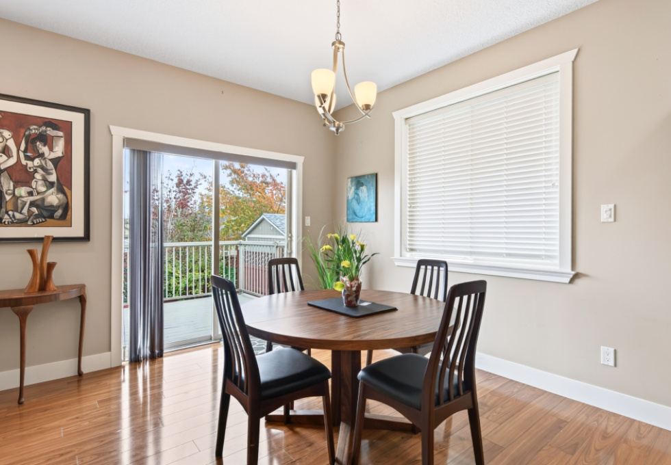 1064 Cordero Cres - dining room and sliding doors
