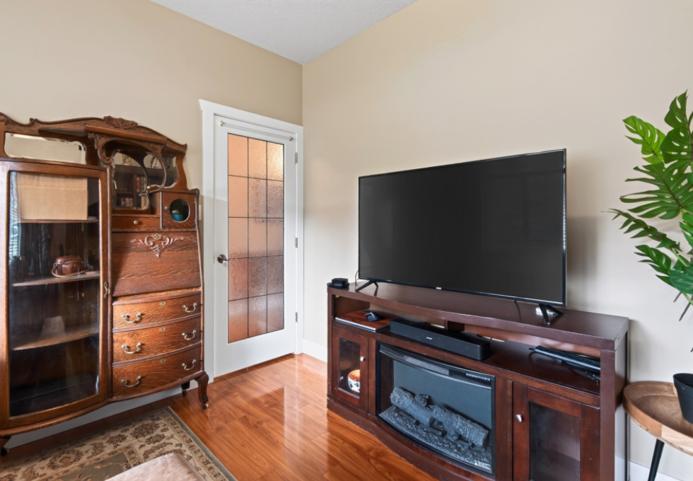 1064 Cordero Cres - glass door of den