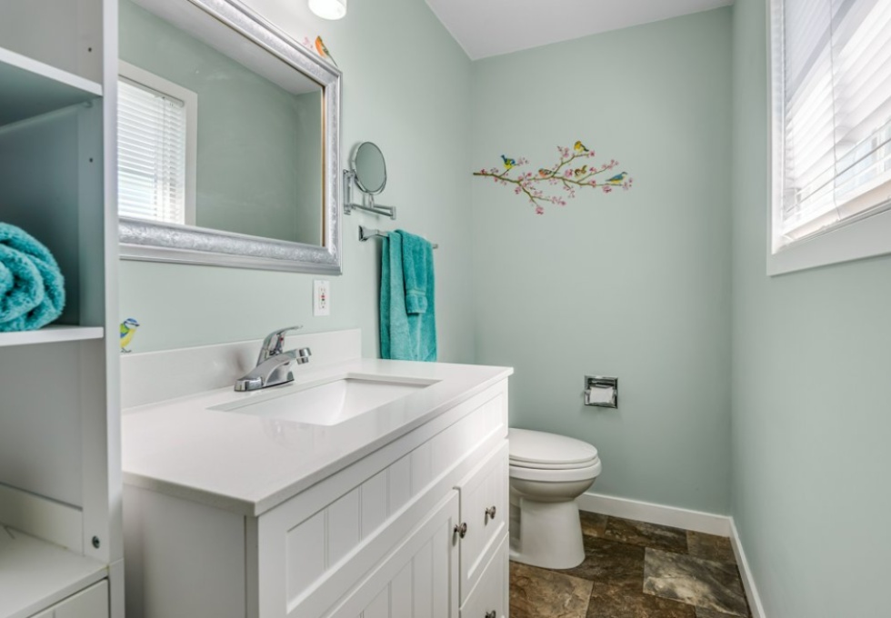 BCO-502BirchStS_CampbellRiver ensuite bathroom