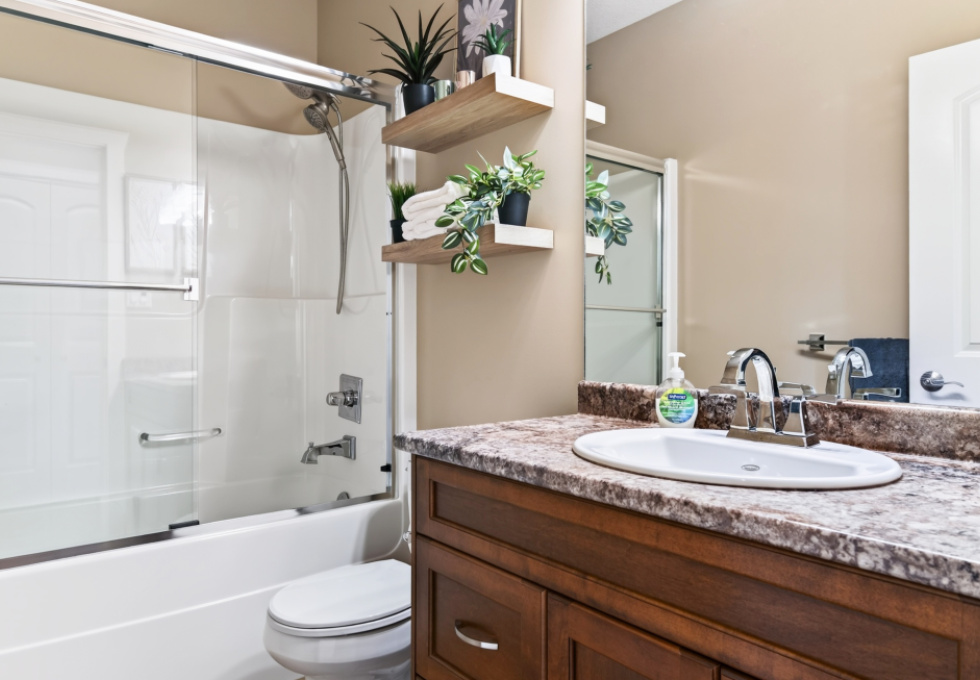 1064 Cordero Cres - central 4 piece bathroom