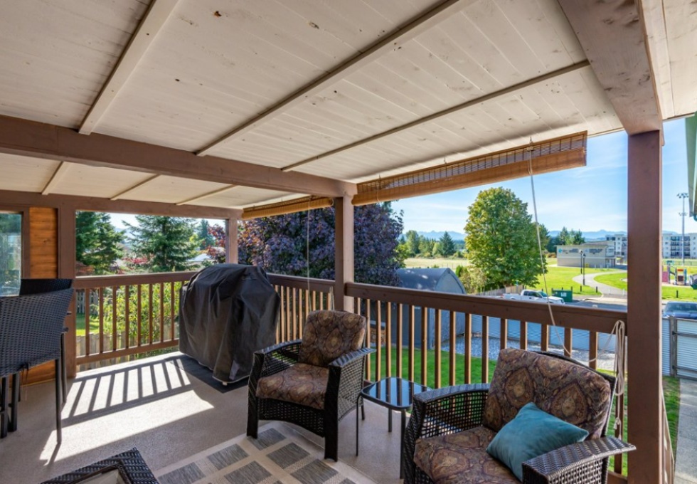 BCO-502BirchStS_CampbellRiver covered deck