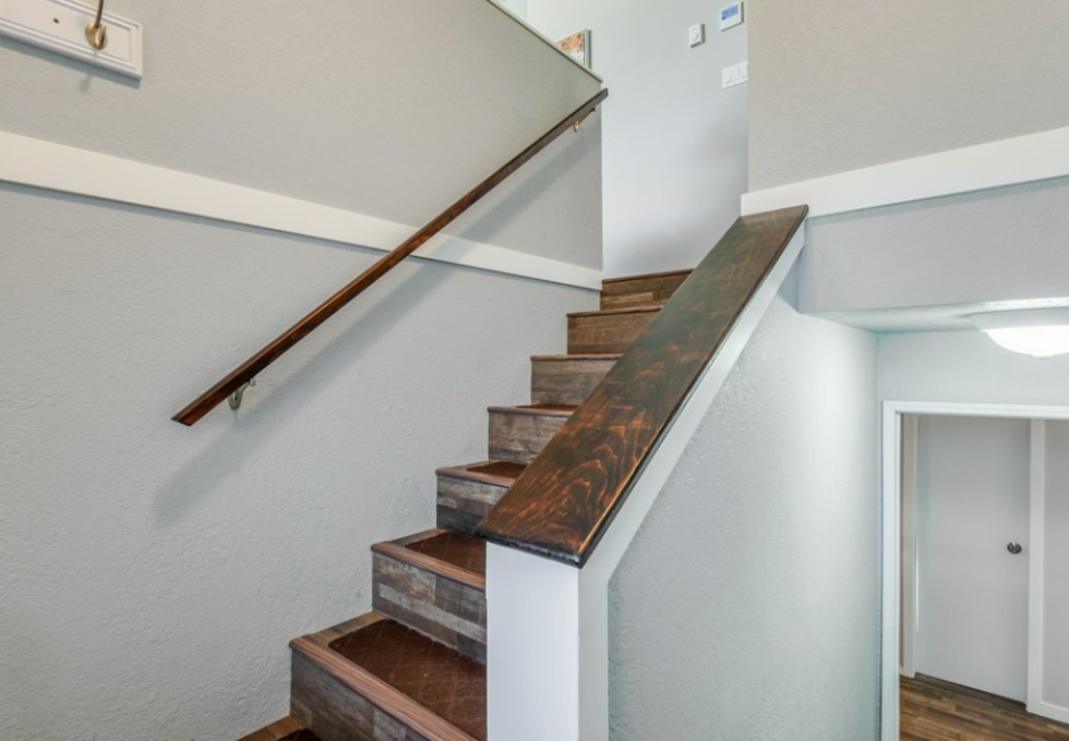 BCO-502BirchStS_CampbellRiver entry stairs