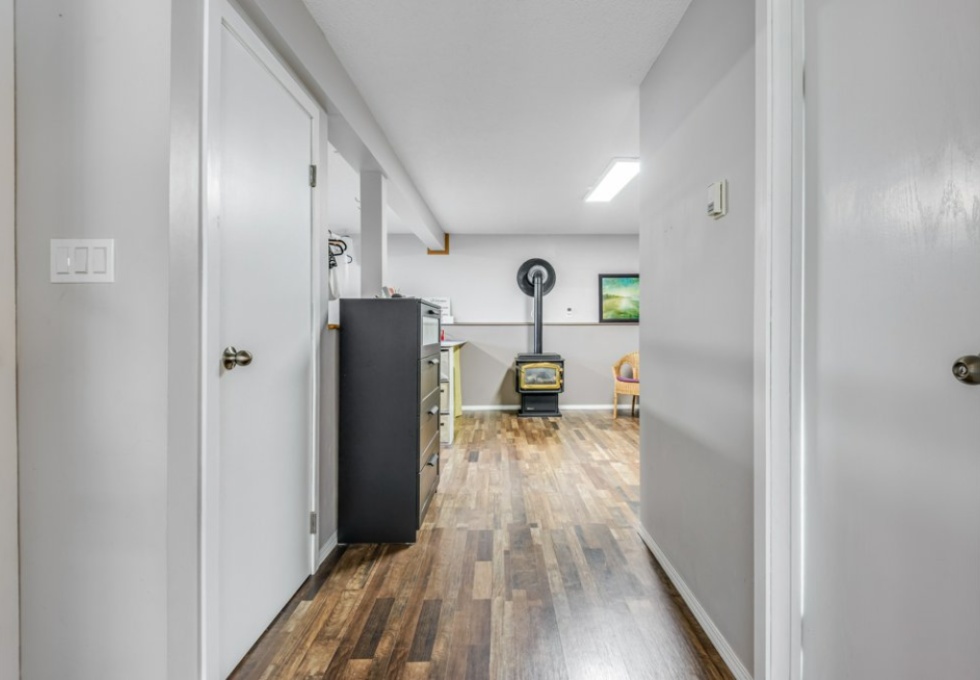 BCO-502BirchStS_CampbellRiver downstairs hallway