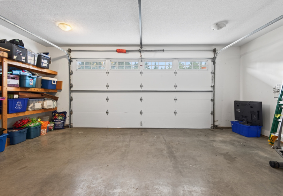 1064 Cordero Cres - garage interior