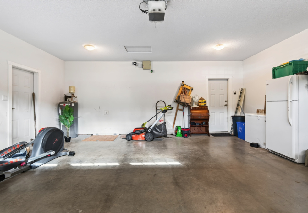 1064 Cordero Cres - spacious double garage
