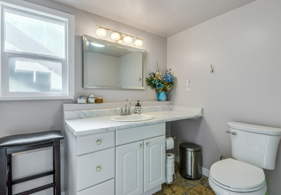 BCO-502BirchStS_CampbellRiver downstairs bathroom