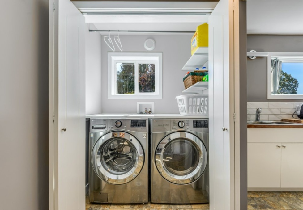 BCO-502BirchStS_CampbellRiver laundry area