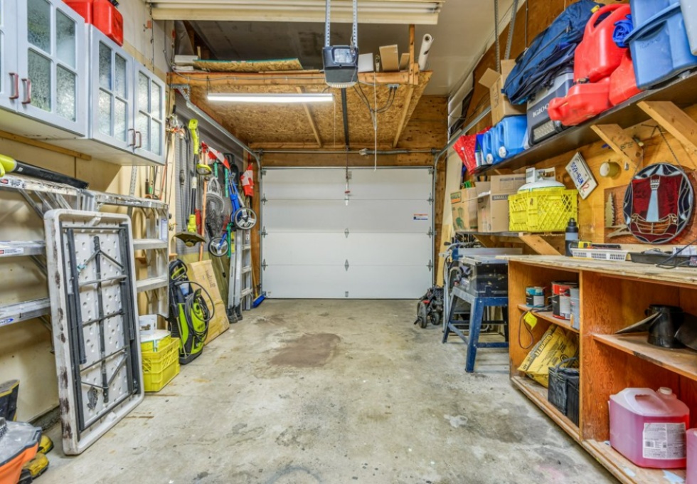 BCO-502BirchStS_CampbellRiver garage inside