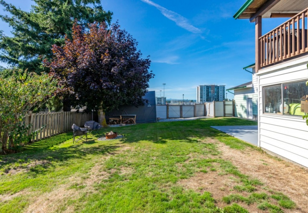 BCO-502BirchStS_CampbellRiver backyard