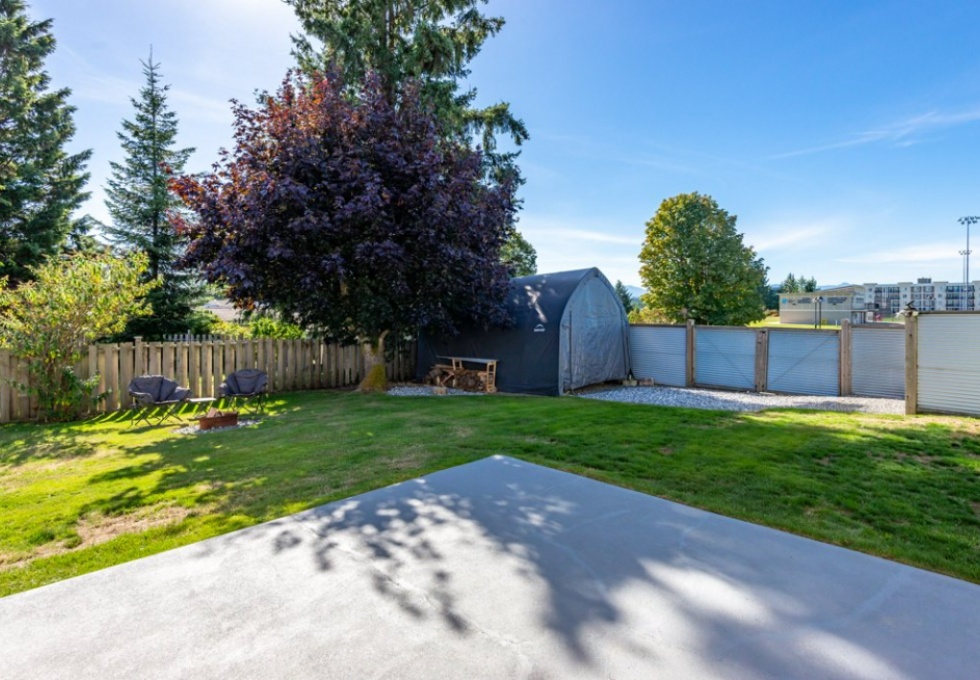 BCO-502BirchStS_CampbellRiver patio area in backyard