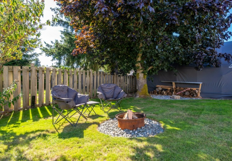 BCO-502BirchStS_CampbellRiver firepit in backyard