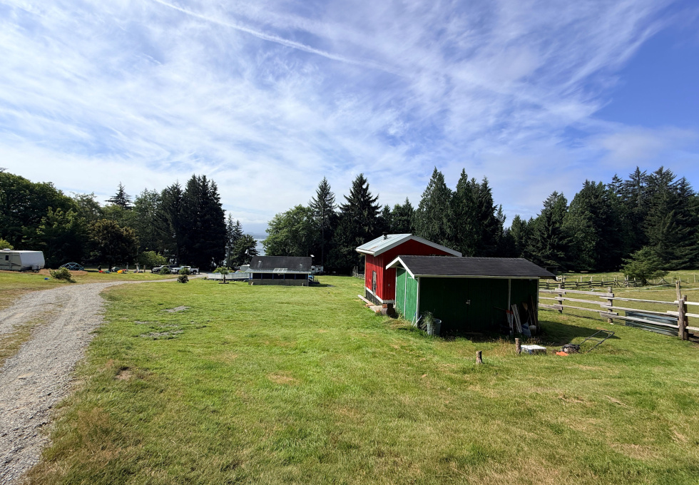 185 Kaleva Rd - driveway through open area