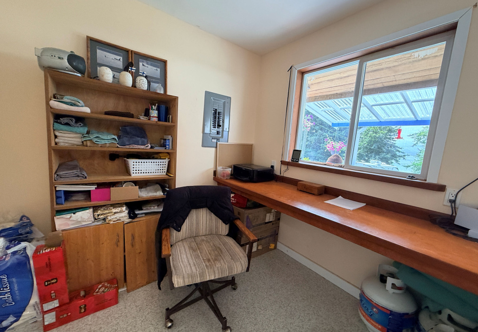 185 Kaleva Rd - office